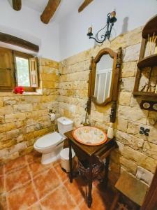 La salle de bains en pierre est pourvue d'un lavabo et de toilettes. dans l'établissement Molino Laroya, à Laroya
