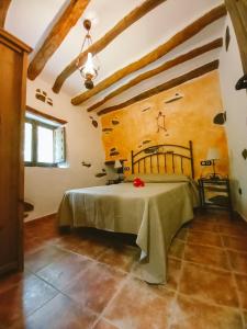 une grande chambre avec une table dans un bâtiment dans l'établissement Molino Laroya, à Laroya