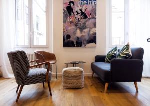 a living room with two chairs and a couch at Easylife - Elegante e rifinita Dimora nello splendido quartiere di Porta Venezia in Milan