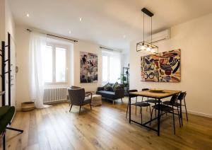 a living room with a dining room table and chairs at Easylife - Elegante e rifinita Dimora nello splendido quartiere di Porta Venezia in Milan