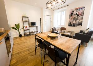 a living room with a wooden table and chairs at Easylife - Elegante e rifinita Dimora nello splendido quartiere di Porta Venezia in Milan