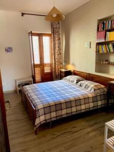 1 dormitorio con cama y estante para libros en CASA CELSA, en Mongiove