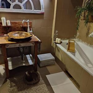 W łazience znajduje się umywalka i wanna. w obiekcie Karikatúra Vendégház w mieście Szentes