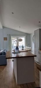 una cucina con ampia isola in una stanza di Luxury Lodge Hoburne Devon Bay WG21 a Paignton