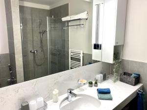 Kúpeľňa v ubytovaní Atrium Apartman Hévíz mit Panoramaterrasse und Tiefgarage