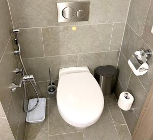Kúpeľňa v ubytovaní Atrium Apartman Hévíz mit Panoramaterrasse und Tiefgarage