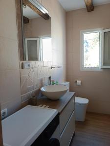 a bathroom with a sink and a toilet at El Fresno Cazorla in Coto Ríos