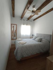 um quarto com uma cama e uma ventoinha de tecto em El Fresno Cazorla em Coto Rios