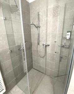 Kúpeľňa v ubytovaní Atrium Apartman Hévíz mit Panoramaterrasse und Tiefgarage