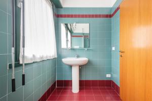 リーヴァ・デル・ガルダにあるAppartamenti Gabryのバスルーム(洗面台、鏡付)
