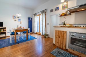 eine Küche und ein Esszimmer mit einem Tisch in der Unterkunft Marina Terrace Apartment in Mola di Bari