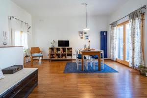 ein Wohnzimmer mit einem Tisch und einem Esszimmer in der Unterkunft Marina Terrace Apartment in Mola di Bari