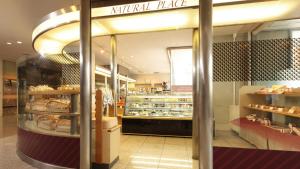 新瀉的住宿－新潟皇冠假日酒店&度假村，商店里装有显示窗的面包店