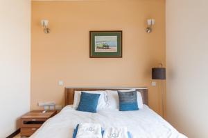 Voodi või voodid majutusasutuse Harbour Views Gozitan Villa Shared Pool - Happy Rentals toas