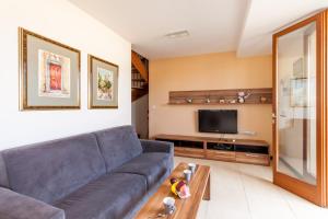 Televiisor ja/või meelelahutuskeskus majutusasutuses Harbour Views Gozitan Villa Shared Pool - Happy Rentals