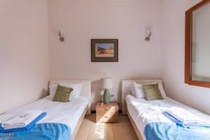 Voodi või voodid majutusasutuse Harbour Views Gozitan Villa Shared Pool - Happy Rentals toas