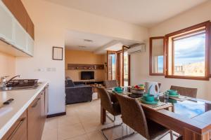 Köök või kööginurk majutusasutuses Harbour Views Gozitan Villa Shared Pool - Happy Rentals