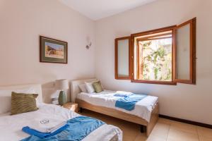 Voodi või voodid majutusasutuse Harbour Views Gozitan Villa Shared Pool - Happy Rentals toas