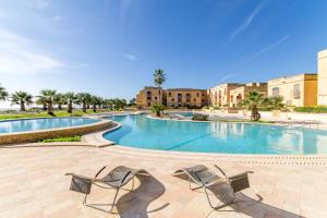 Bazén v ubytování Harbour Views Gozitan Villa Shared Pool - Happy Rentals nebo v jeho okolí + 26 fotografií