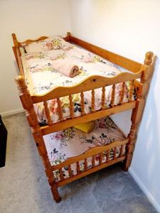 Uma ou mais camas em beliche em um quarto em Wonderful two bed City Centre Apartment
