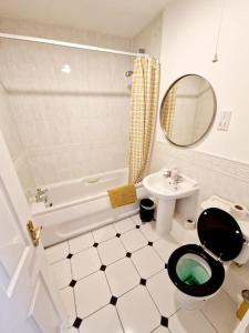 Um banheiro em Wonderful two bed City Centre Apartment