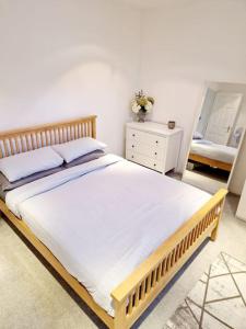 Cama ou camas em um quarto em Wonderful two bed City Centre Apartment