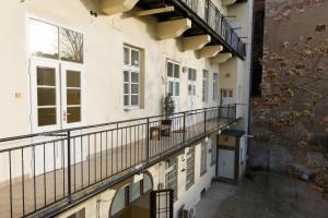 Un balcón de un edificio de apartamentos con barandilla en The Spot Apartment, en Praga