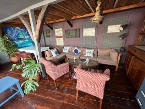 トゥズラにあるTuzla Yacht Clubのリビングルーム(ソファ、椅子、テーブル付)