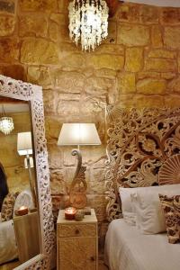 Postel nebo postele na pokoji v ubytování Chapel 5 Boutique Suites B&B