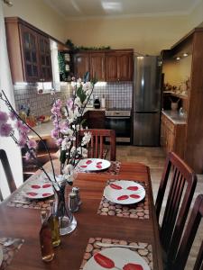 una cocina con una mesa con platos. en sapfo's house en Ágios Ioánnis