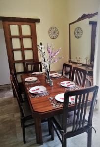 uma mesa de madeira com cadeiras e uma sala de jantar em sapfo's house em Ágios Ioánnis