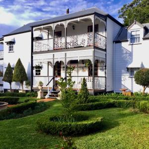 una vista exterior de una casa blanca con patio en Middleton House Maleny, en Witta