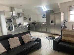 Uma área de estar em Wonderful two bed City Centre Apartment