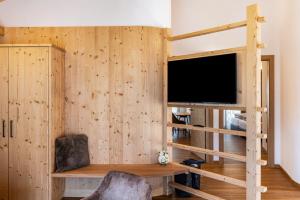 TV a/nebo společenská místnost v ubytování Les Ciases Chalets Dolomites Apt 3