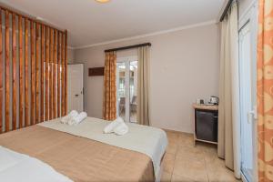 Postel nebo postele na pokoji v ubytování Porto Planos Beach Hotel + 37 fotografií