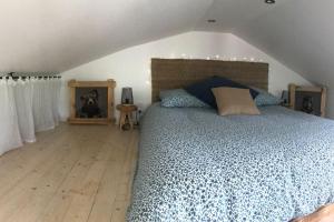 a bedroom with a bed and a dog in it at Gîte des Renards in La Broque