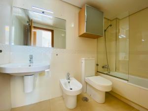 La salle de bains est pourvue d'un lavabo, de toilettes et d'un miroir. dans l'établissement Libertad Dos Playas, à La Manga del Mar Meno