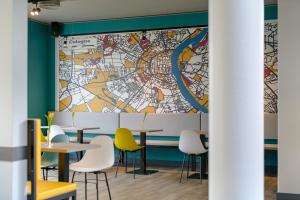 un mural de mapa en la pared de un restaurante con mesas y sillas en ibis Köln Frechen, en Colonia