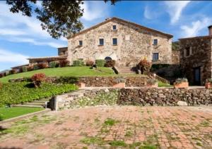 una gran casa de piedra con una pared de piedra en Magnífica Casa con bellas vistas, en Barcelona