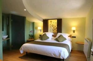1 dormitorio con 1 cama grande con sábanas blancas en Magnífica Casa con bellas vistas en Barcelona