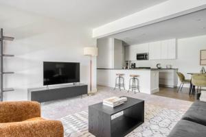 Η κουζίνα ή μικρή κουζίνα στο Menlo Park 2BR w Pool WD Gym nr 82 SFO-1048