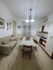 A kitchen or kitchenette at Case vacanze 2 pigne