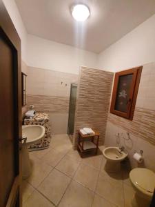 A bathroom at Case vacanze 2 pigne