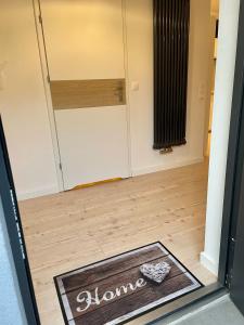een kamer met een deur en een mat op de vloer bij Niezapominajek in Opole