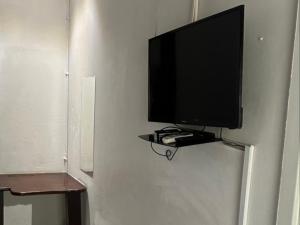 una TV a schermo piatto a parete in camera di Bogotá a Pietermaritzburg