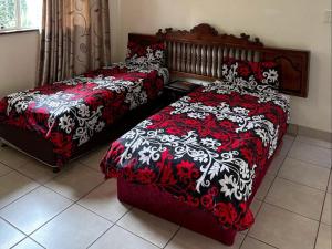 2 nebeneinander sitzende Betten in einem Schlafzimmer in der Unterkunft Bogotá in Pietermaritzburg