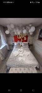 Schlafzimmer mit einem Bett mit weißer Bettwäsche in der Unterkunft Kings Boutique Hotel in Blackpool