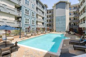 an image of a swimming pool at a apartment complex at San Bruno 1BR w Pool Gym WD nr highways SFO-996 in San Bruno
