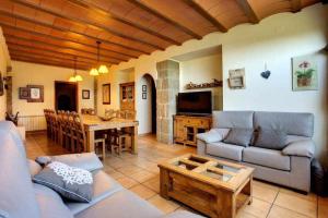 uma sala de estar com 2 sofás e uma sala de jantar em Masia Mas d'en Bosch em Lleida