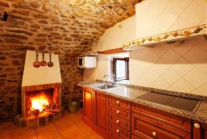 Kuchyňa alebo kuchynka v ubytovaní Masia Mas d'en Bosch Casa Rural Baronia de Rialb